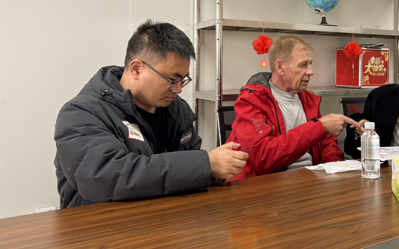 الموزع الروسي فيكتور يزور أبيبوز عن أشياء النحل