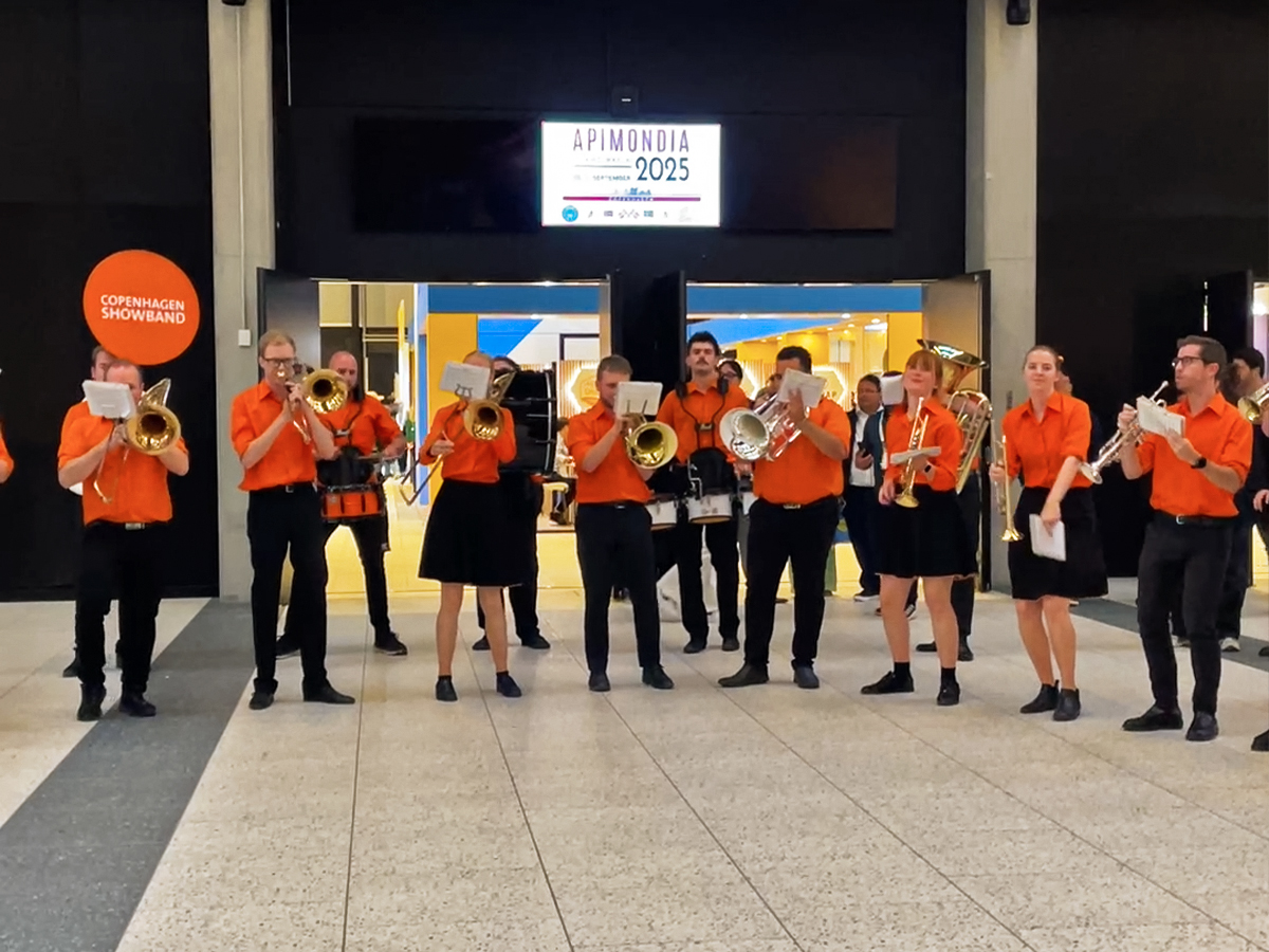 أبيبوز يحضر مؤتمر أبيمونديا 49 ، منظمة تربية النحل