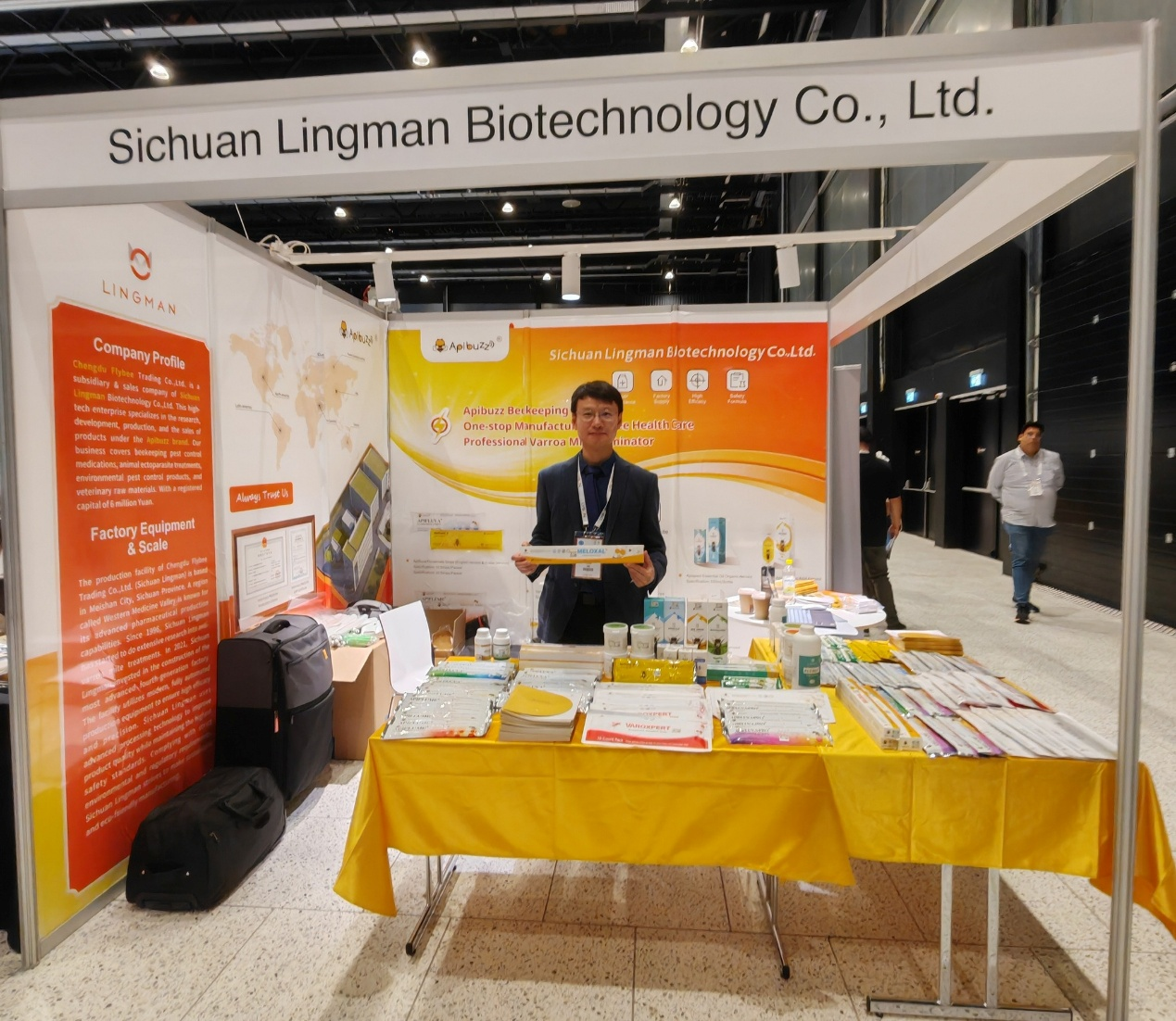 أبيبوز يحضر مؤتمر أبيمونديا 49 ، منظمة تربية النحل